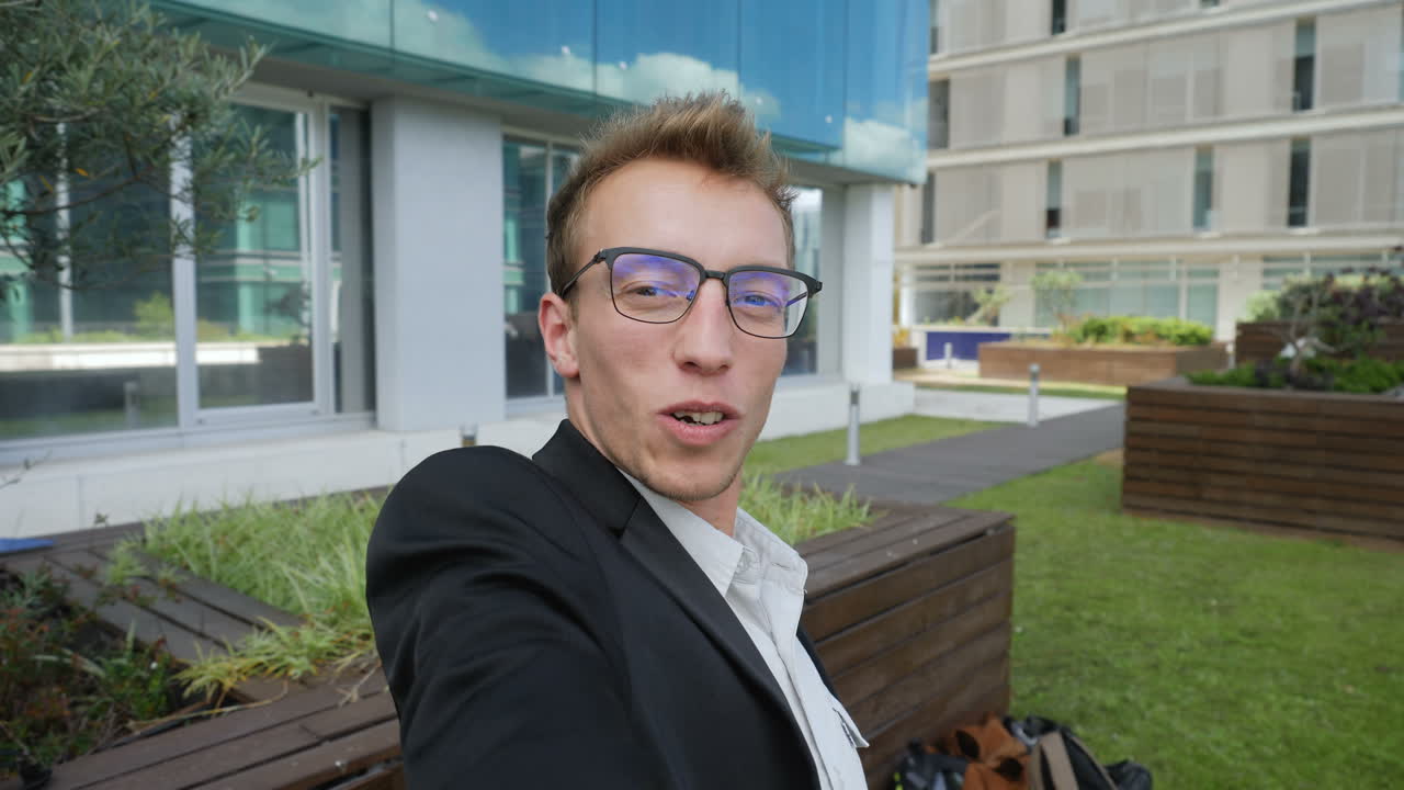 hombre sonriente teniendo una conversación de video en el teléfono, pareciendo feliz