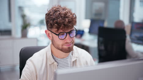 hombre trabajando en la computadora en la oficina