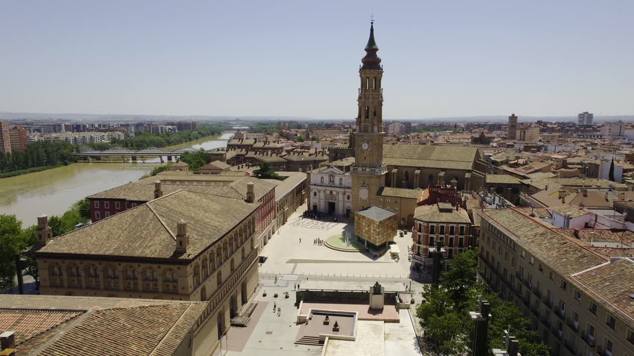 Veduta aerea di una vivace piazza storica con una grande cattedrale e un allestimento temporaneo per eventi