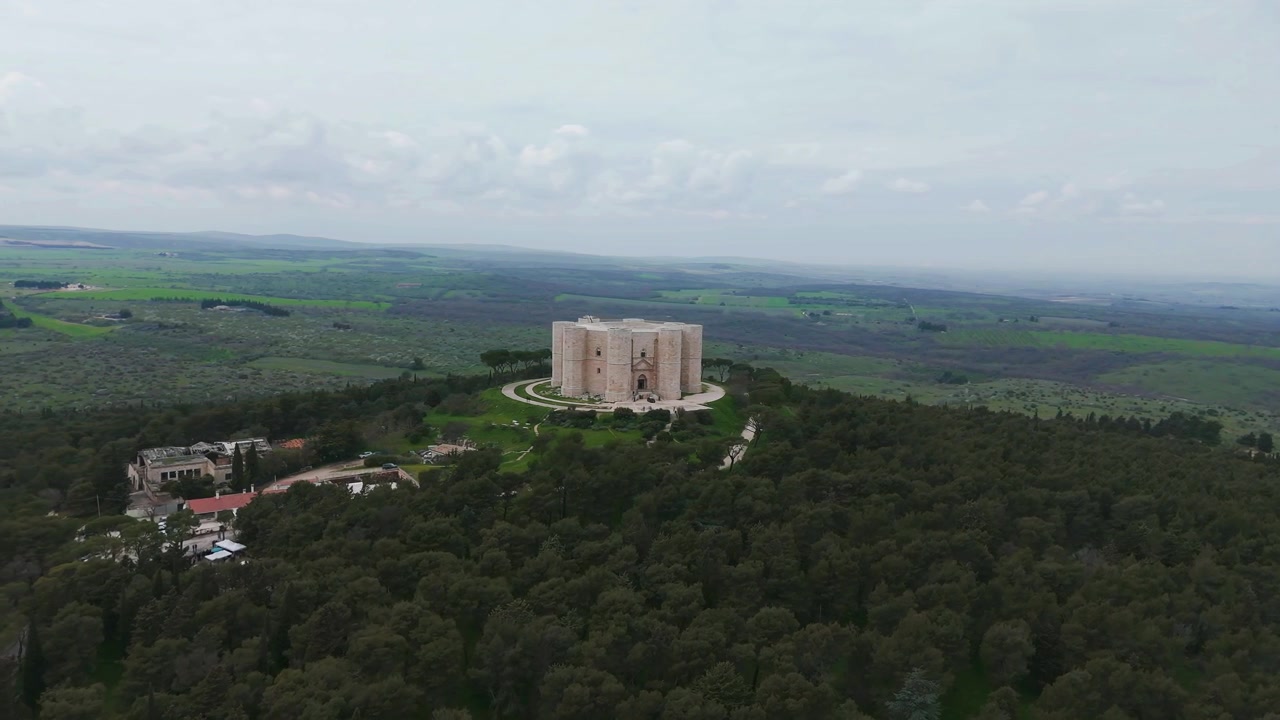 Vista desde un dron sobrevolando el Castel del Monte, una ciudadela y castillo del siglo XIII situado en una colina en la región de Apulia, al sureste de Italia
