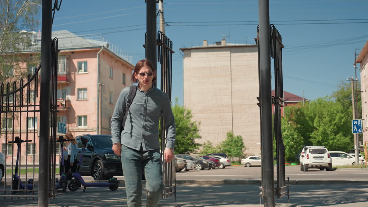 도시에서 나누는 인사, 도시 외곽에서 남자가 학생에게 인사를 건네는 모습, 도시 밖에서 남자와 학생의 반가운 만남, 남자가 도시 입구에서 학생을 따뜻하게 맞이하며 친근하게 대화하는 모습