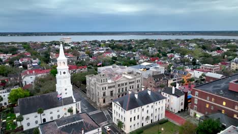 Empuje-Elevado-Aéreo-Sobre-La-Iglesia-De-St-Michaels-En-Charleston-SC,-Carolina-Del-Sur