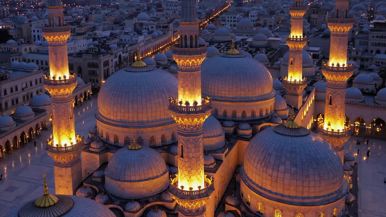 황금빛을 비추고, 라마단 동안 우아한 모스크 건축물을 고, 진정된 영적 분위기와 황혼에 평화로운 헌신을 드러니다.
