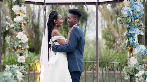 Wedding,-bride-and-groom-dancing-with-celebration