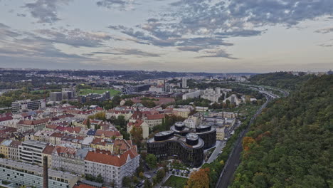 Praga-Chequia-Antena-V86-Sobrevuelo-Bajo-Con-Drones-Karlin-A-Lo-Largo-De-La-Ladera-De-La-Colina-Vitkov-Hacia-El-Vecindario-De-Invalidovna-Capturando-El-Complejo-De-Instalaciones-De-Atención-A-Veteranos---Filmado-Con-Cine-Mavic-3---Noviembre-De-2022