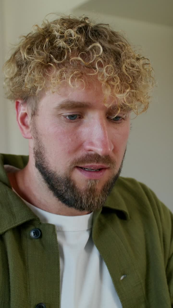 hombre trabajando en una computadora portátil