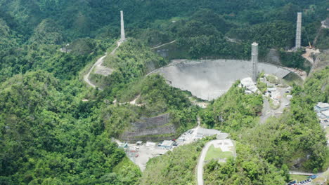 zoom lento fuera del observatorio de arecibo en estado de deconstrucción después de un colapso parcial