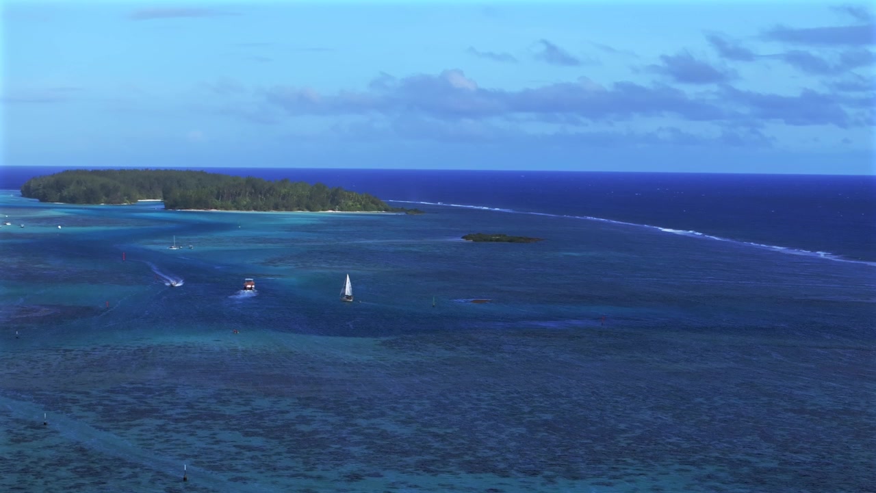 Barche a vela yacht barche Baia di Opunohu Spiaggia Pubblica di Ta'ahiamanu Baia di Cook canale della barriera corallina isola di Bora Bora Moorea Tahiti Polinesia Francese drone aereo mattina soleggiata cielo blu nuvole ripresa statica