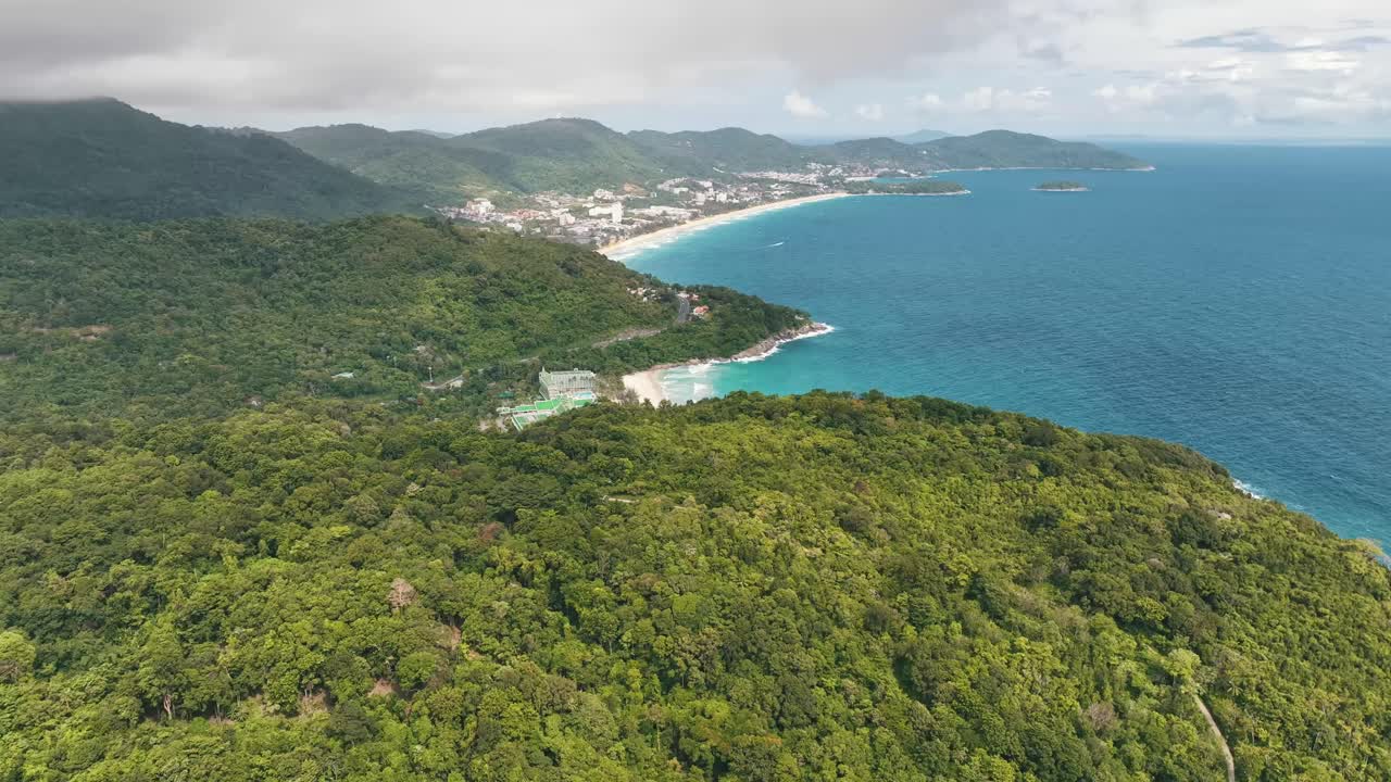 imagen de avión no tripulado de la playa de la libertad en phuket, tailandia