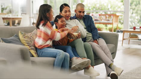 Amor,-Cine-Y-Palomitas-En-Familia-Viendo-La-Tele.