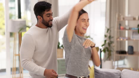 amor, felicidad y pareja en la sala de estar bailando