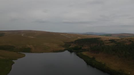 Einige-Drohnenaufnahmen-Eines-Stausees