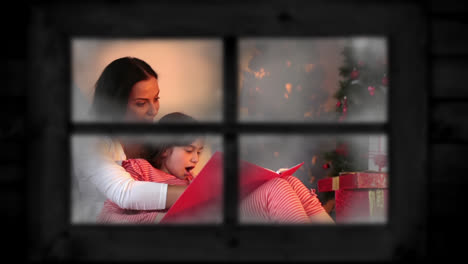 familia en navidad vista a través de la ventana