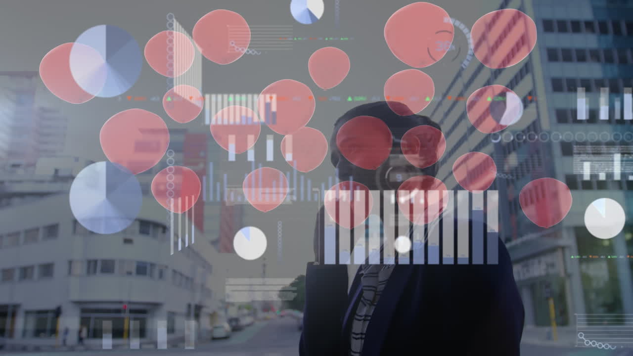 카우카스 여성 사업가에 대한 금융 데이터 처리 및 모양의 애니메이션