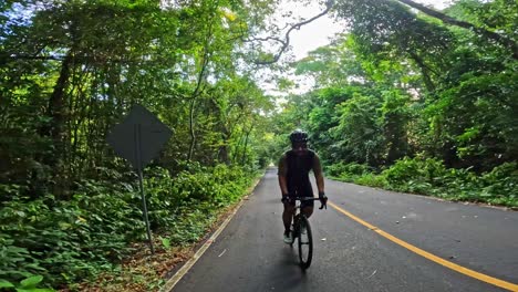 Paseo-Junto-Con-Un-Ciclista-Mientras-Disfruta-De-Su-Entrenamiento-En-Los-Exuberantes-Caminos-Verdes-Del-Campo