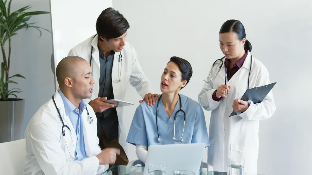 젊은 의사 들 이 함께 상담 하는 4k