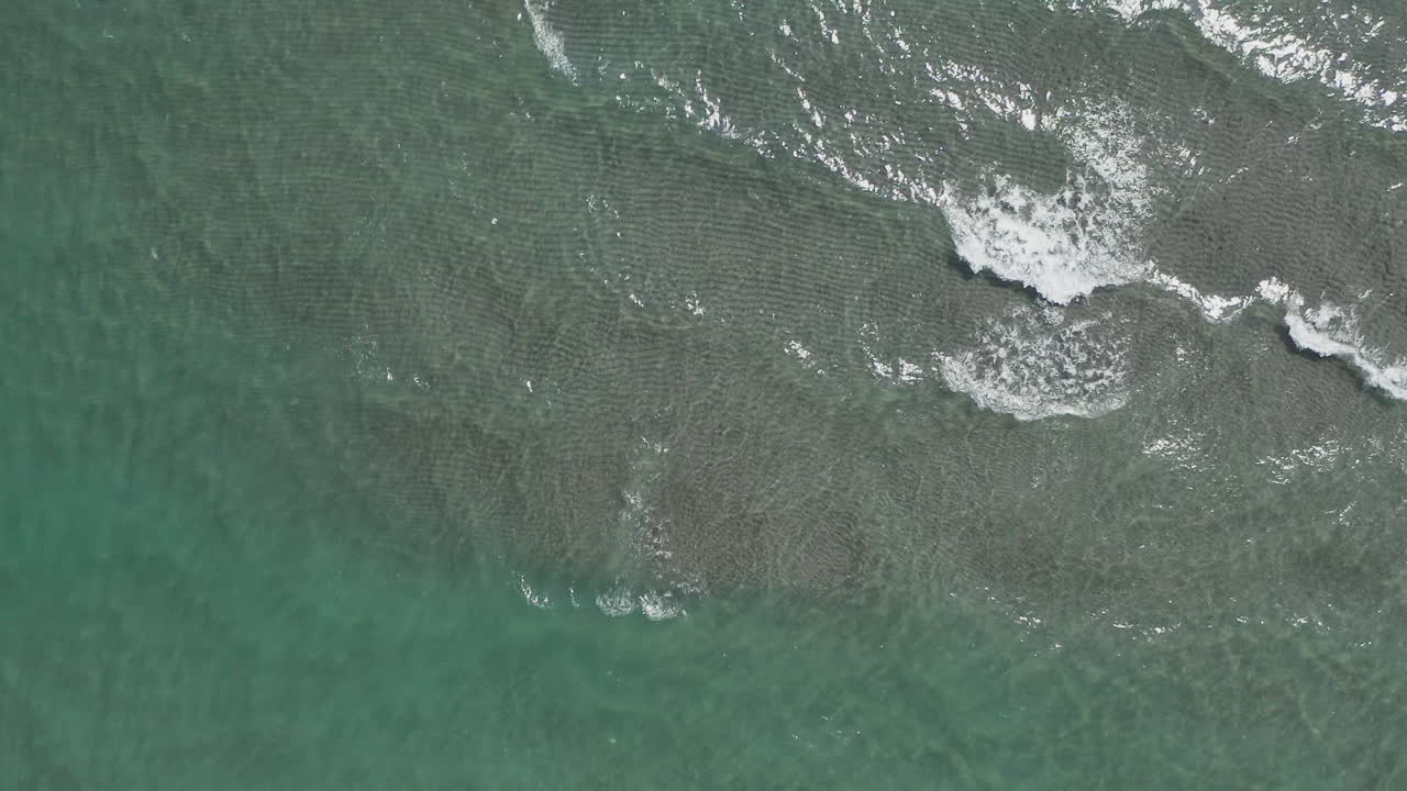 vista aérea del agua turquesa y las olas