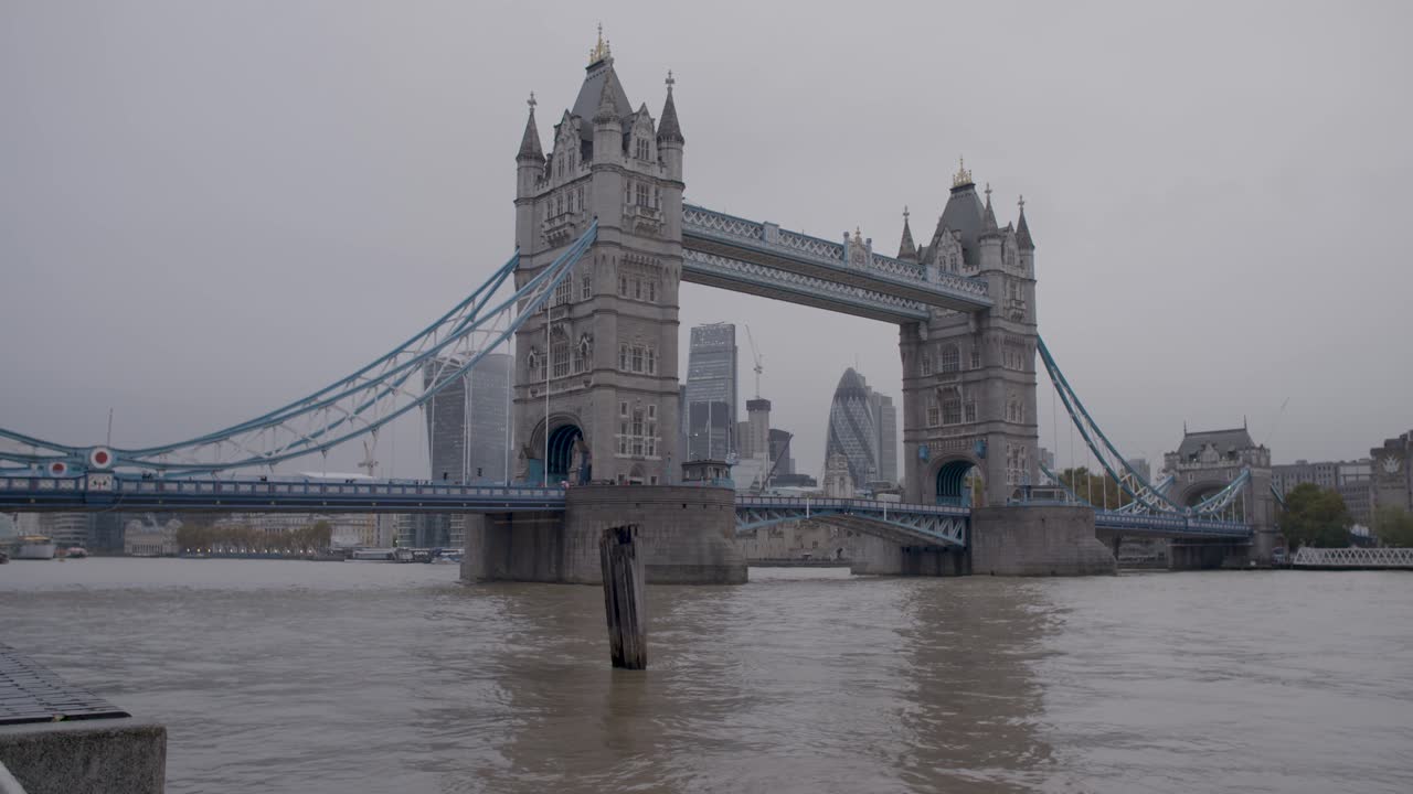 런던의 상징적인 타워 브리지 (tower bridge) 는 영국의 유산과 건축을 반영하는 구름이 가득한 하늘을 가지고 있습니다.
