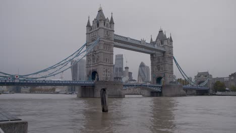 Icónico-Puente-De-La-Torre-En-Londres-Con-Cielos-Nublados,-Que-Refleja-La-Herencia-Y-La-Arquitectura-Inglesas