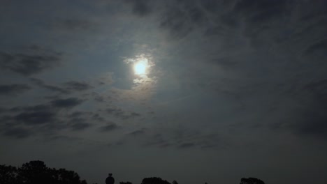 día nublado cuando sale el sol del este