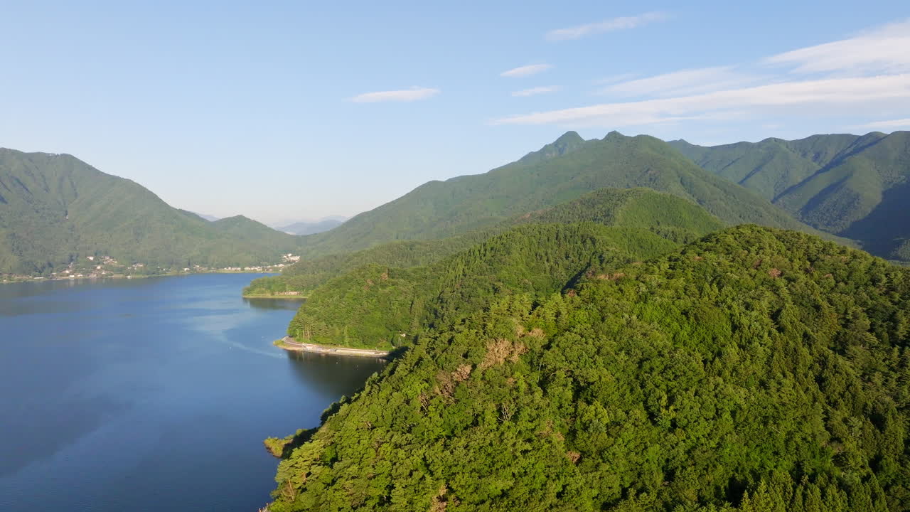 카와구치 호수 해안선을 따라 일본의 은 여름 날