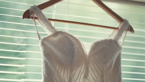 Vestido-De-Novia-Colgando-De-La-Ventana