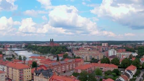 Capturando-La-Ciudad-De-Eskilstuna-Desde-Arriba,-Una-Impresionante-Toma-Aérea-De-Drones-Revela