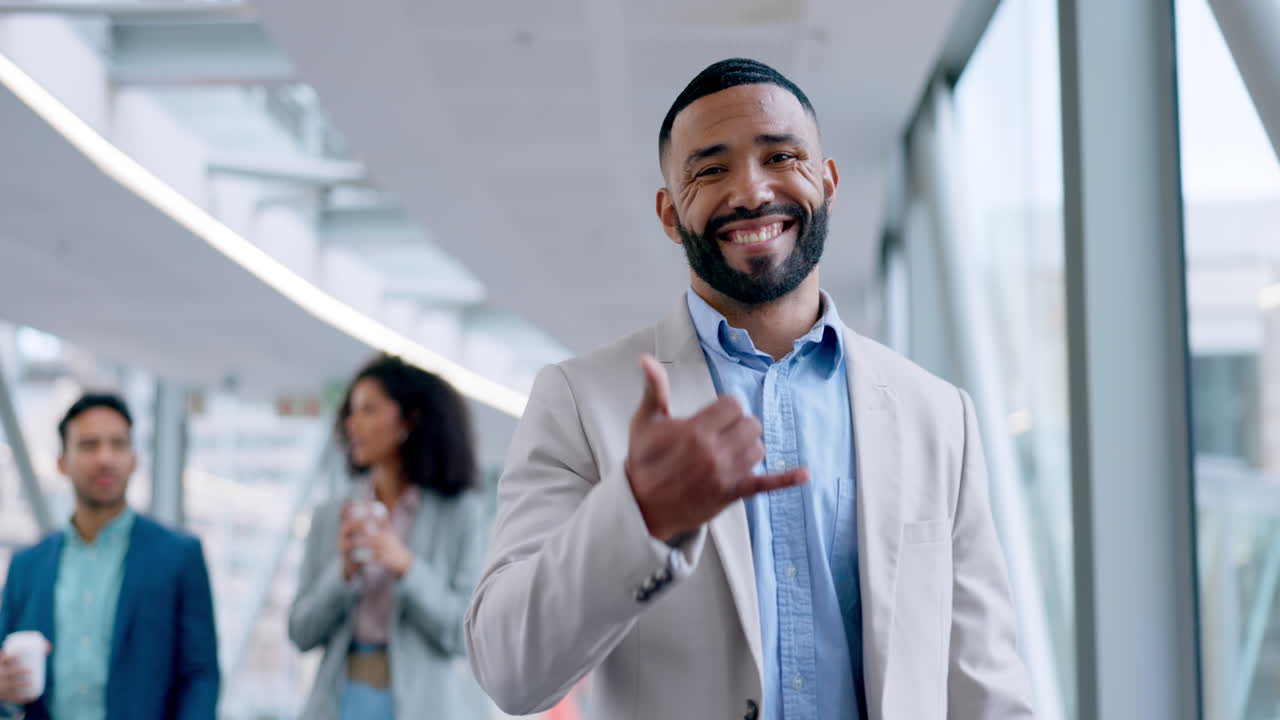 cara, caminando y hombre de negocios con llamarme manos