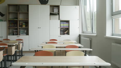 leeres klassenzimmer.