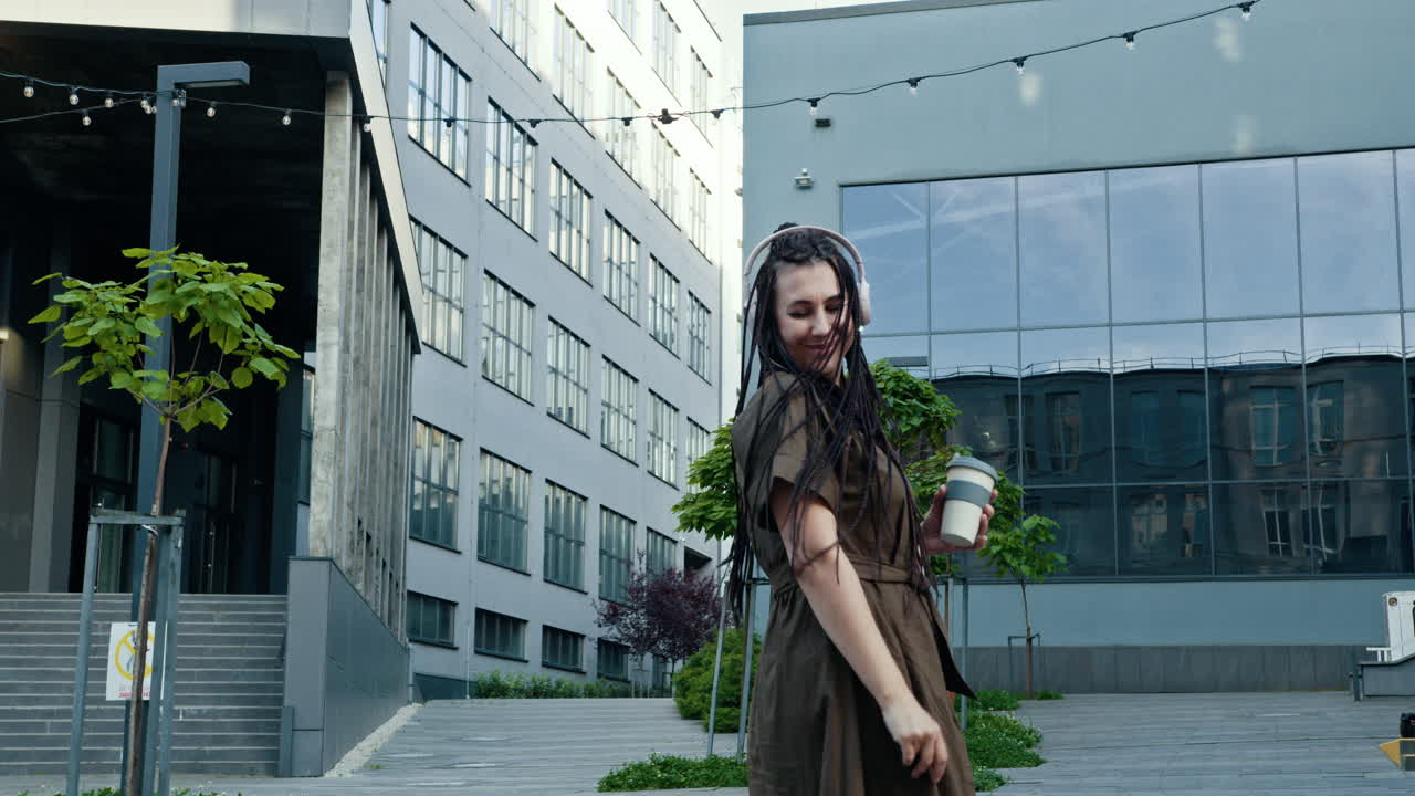 mujer caminando por la ciudad escuchando música
