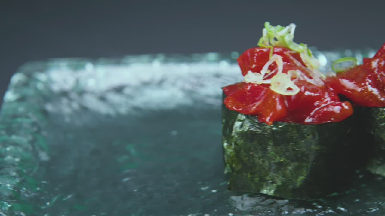 sushi delicioso con pescado rojo
