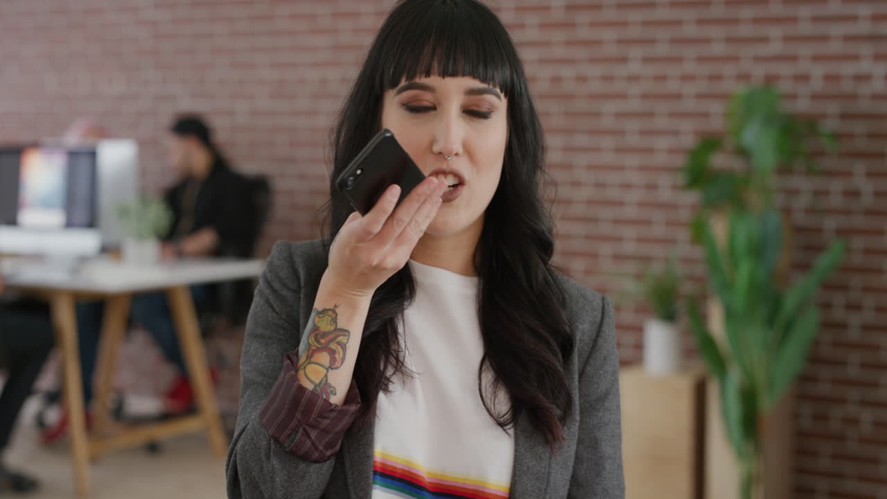 retrato mujer de negocios joven atractiva que usa un teléfono inteligente chateando hablando haciendo notas de voz empresaria independiente espacio de trabajo de oficina de comunicación móvil