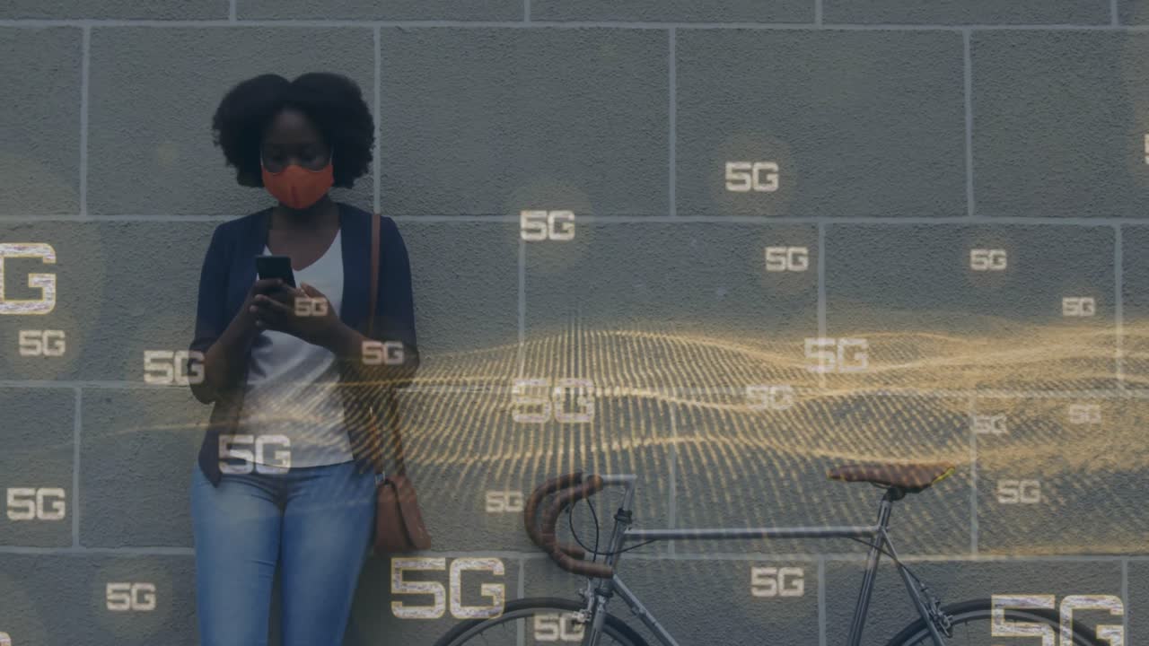 animación de procesamiento de texto y datos 5g sobre mujer afroamericana usando teléfono inteligente