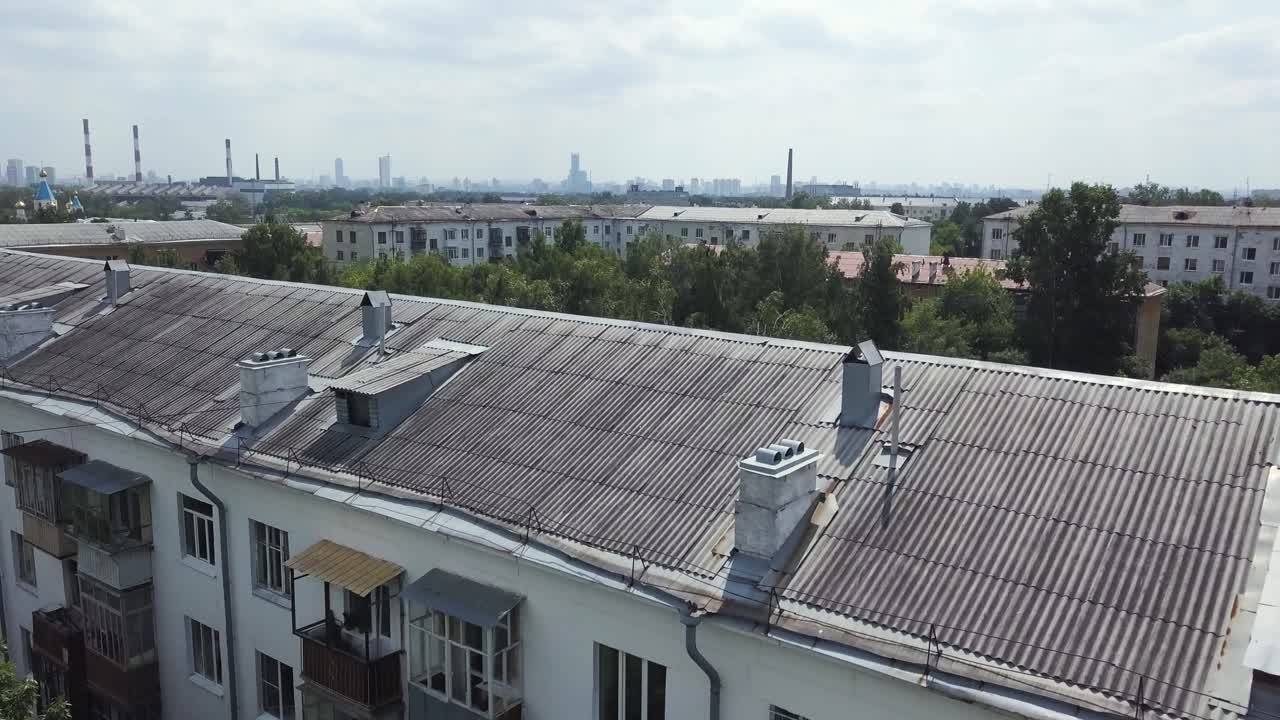 paisaje urbano con edificios de apartamentos y zonas industriales