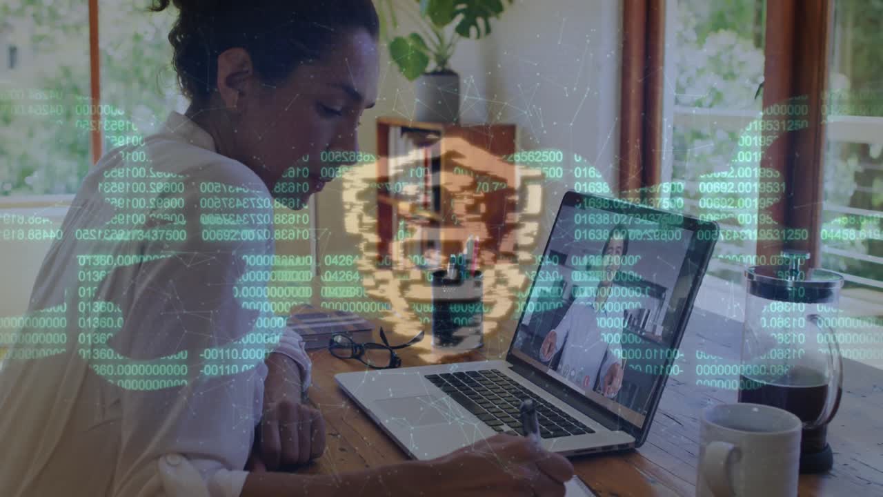 animación de bloqueo de seguridad en línea y cadena sobre mujer de negocios en llamada de video portátil