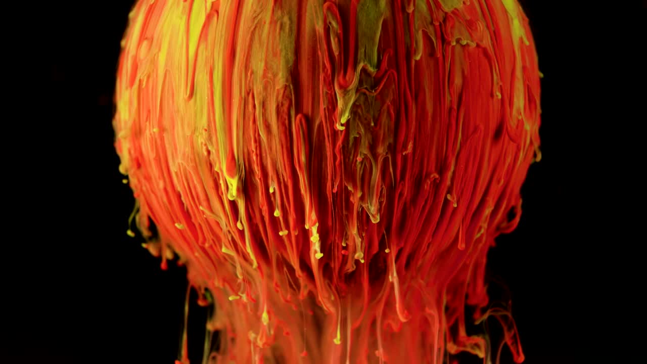 la pintura de tinta multicolor fluye lentamente de la pelota