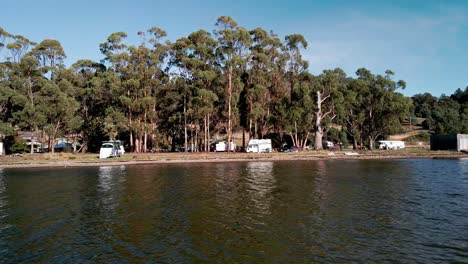 Furgonetas-Camper-Y-Autocaravanas-Estacionadas-En-La-Orilla-De-La-Isla-Bruny,-Tasmania,-Australia---Antena-Lateral