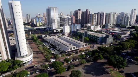 restaurantes y negocios en la ciudad de abajo