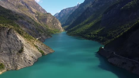 Drohnenaufnahmen-Von-Unberührtem,-Klarem,-Blauem-Wasser-Des-Bergsees,-Unverschmutztes,-Unerforschtes-Gebiet-Der-Mutter-Erde