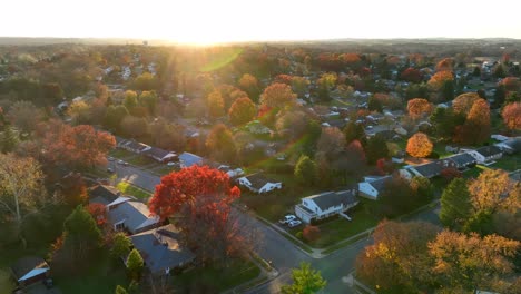 árboles-De-Otoño-Durante-El-Otoño-Brillante-Hora-Dorada-Puesta-De-Sol-Sobre-El-Barrio-Americano-Con-Muchas-Casas-Y-Hogares