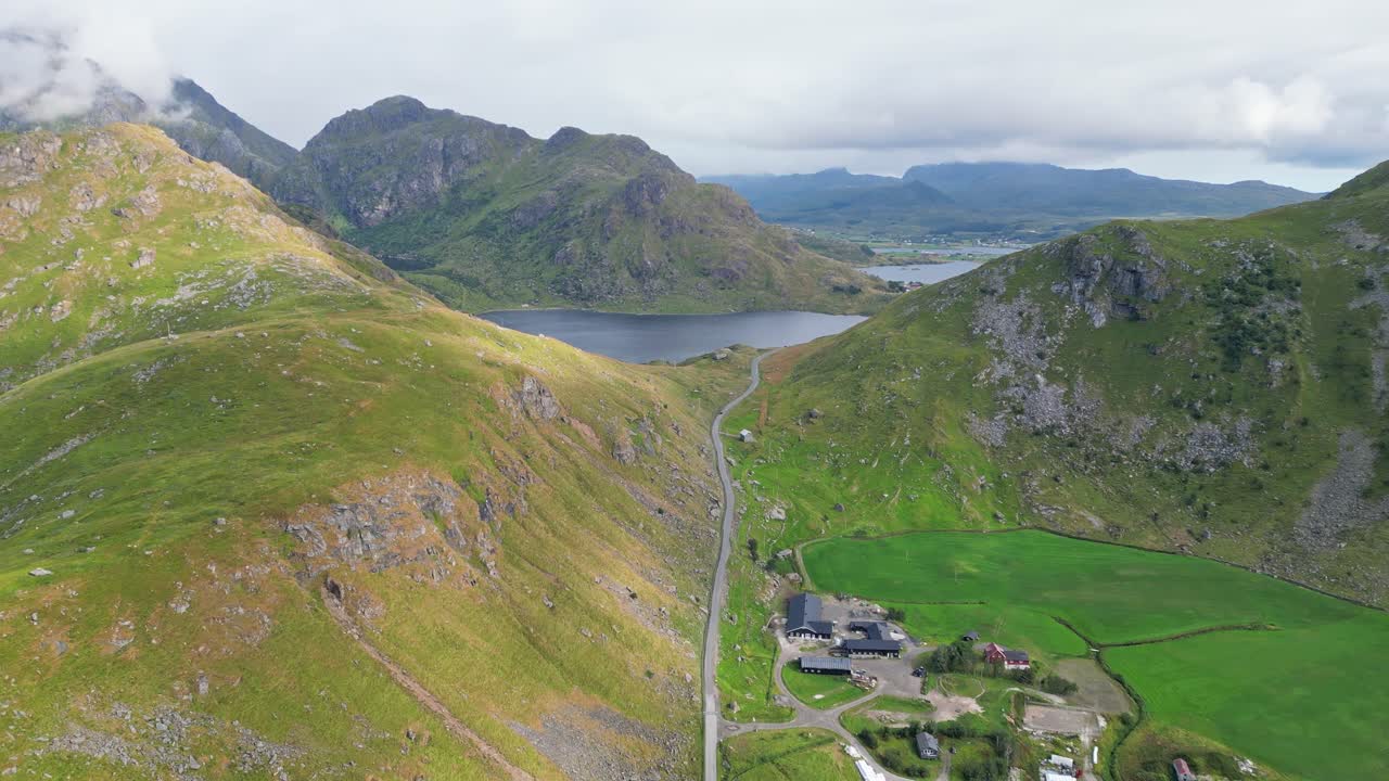 paisaje montañoso de las islas lofoten en noruega - 4k aéreo