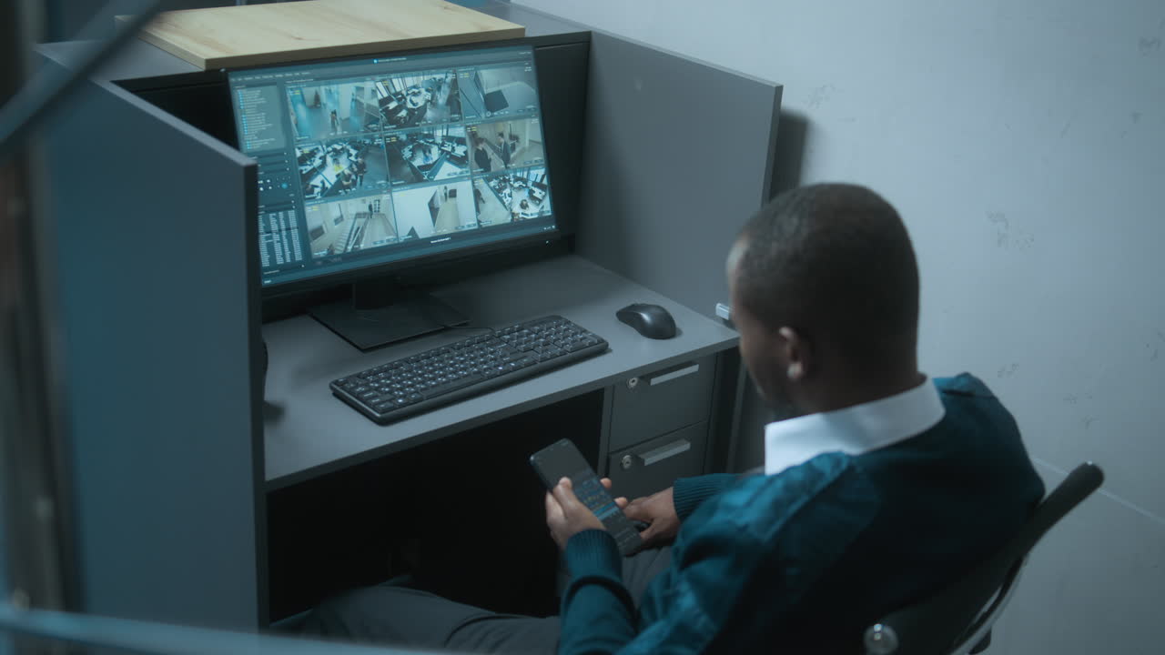 comprobación de seguridad en una sala de control