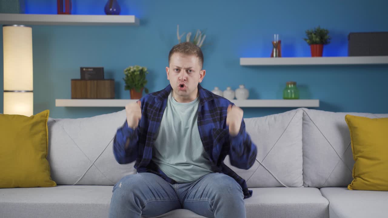 신경 ⁇ 약을  ⁇ 고 있는 사람은 화가 나고 기분이 좋지 않습니다.