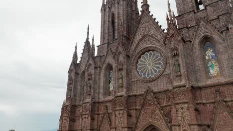 un avión no tripulado revela una toma de la catedral de zamora en michoacán