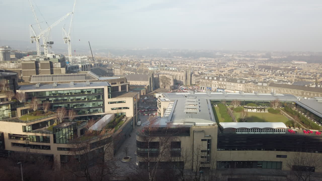 panorámica de derecha a izquierda a través del centro de la ciudad de edimburgo mirando hacia el oeste y luego hacia el castillo de edimburgu en un día soleado, escocia