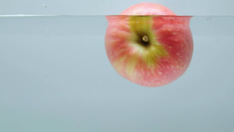 manzana roja y verde girando en el agua