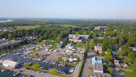 Vista-Aérea-Del-Puerto-En-La-Pequeña-Y-Hermosa-Ciudad-De-Niagara-on-the-lake,-Ontario