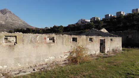 ruinas de dormitorios utilizados durante el régimen comunista en campos de trabajo aislados en albania