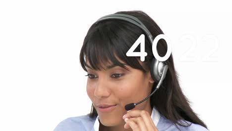 animación de números cambiando sobre mujer de negocios usando auriculares de teléfono