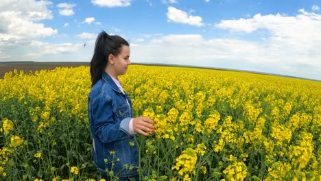 Mädchen,-Das-Auf-Dem-Land-Auf-Einem-Erstaunlichen-Feld-Mit-Gelbem-Raps-Läuft---Zeitlupe